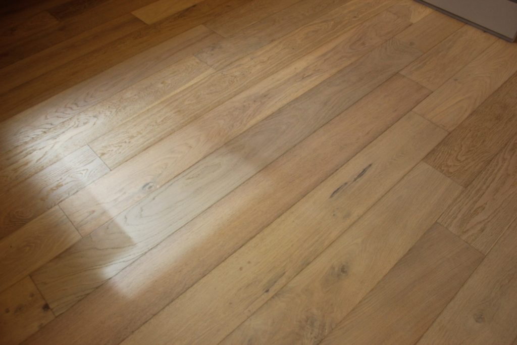 實木地板會有深淺色階變化，同個區塊有深有淺都是正常的
